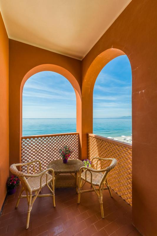 Double Room with Balcony and Sea View - Beach Package image 3