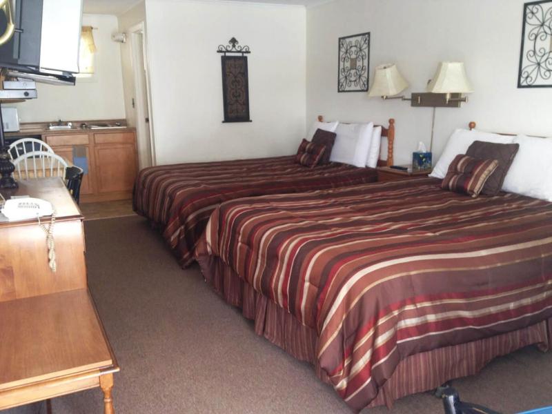 Queen Room with Two Queen Beds and Kitchenette image 4