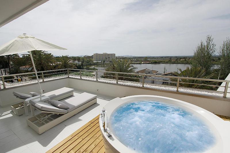 Suite with Hot Tub image 4