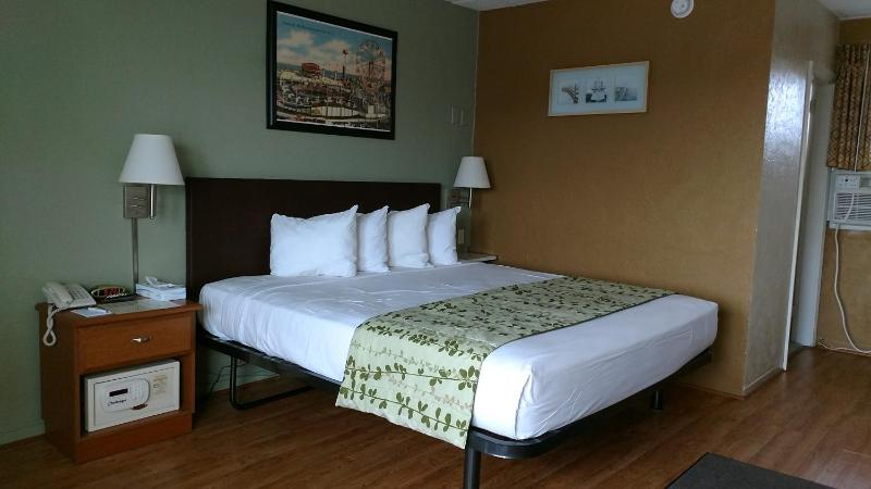Deluxe King Room image 4