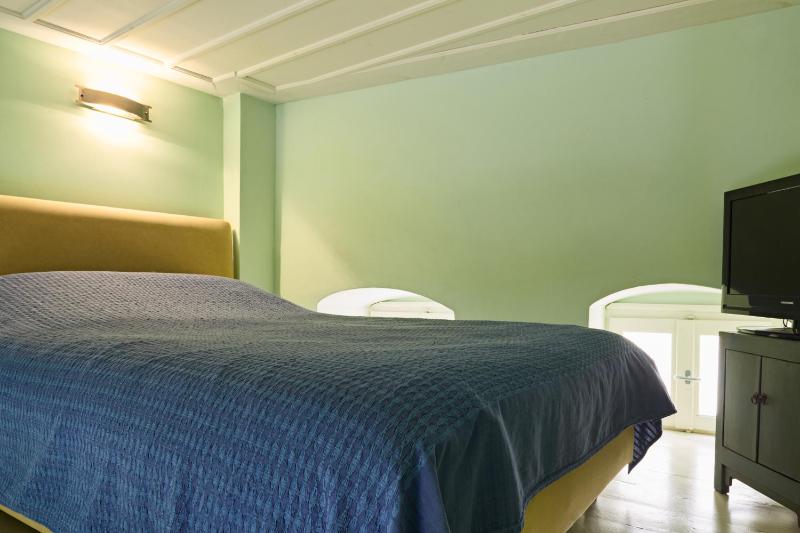 Green attic bedroom studio  image 3