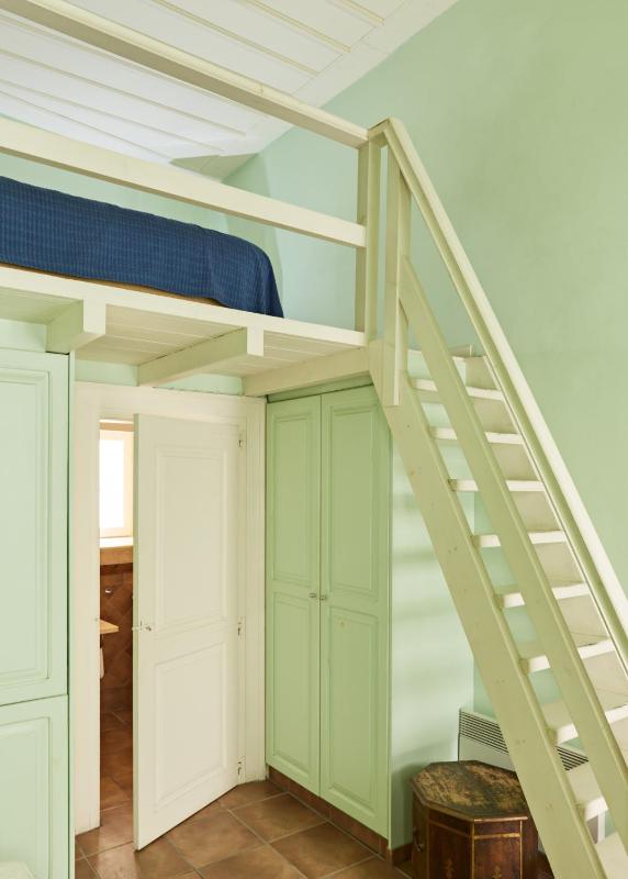 Green attic bedroom studio  image 4