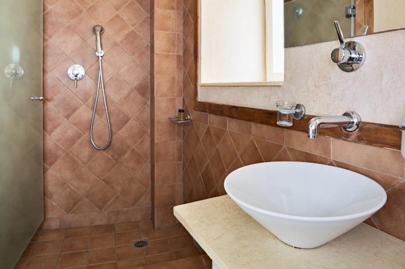 Green attic bedroom studio  image 2