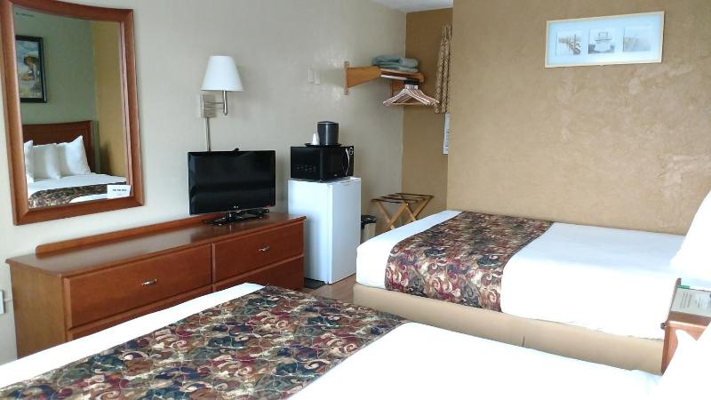 Double Room with Pool View image 4