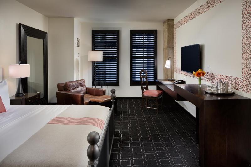 King Room with City View image 2
