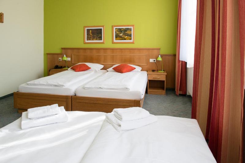 Standard Quadruple Room image 4