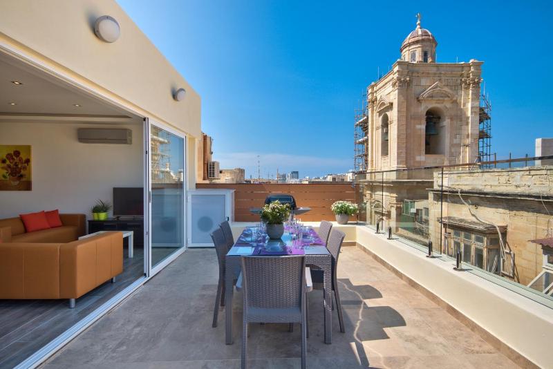 Valletta Luxe 3-Bedroom Duplex Penthouse with Sea View Terrace and Jacuzzi - image 10