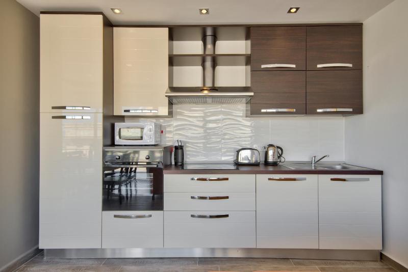 Valletta Luxe 3-Bedroom Duplex Penthouse with Sea View Terrace and Jacuzzi - image 15