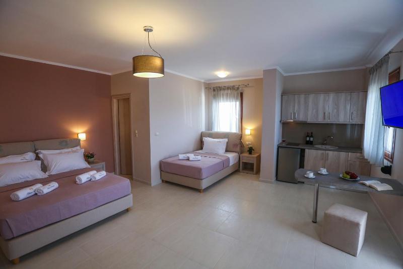 Deluxe Triple Room with Sea View image 3