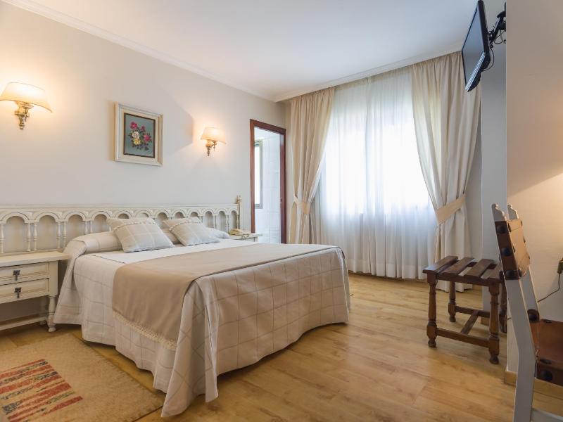Double or Twin Room with Side Sea View image 4