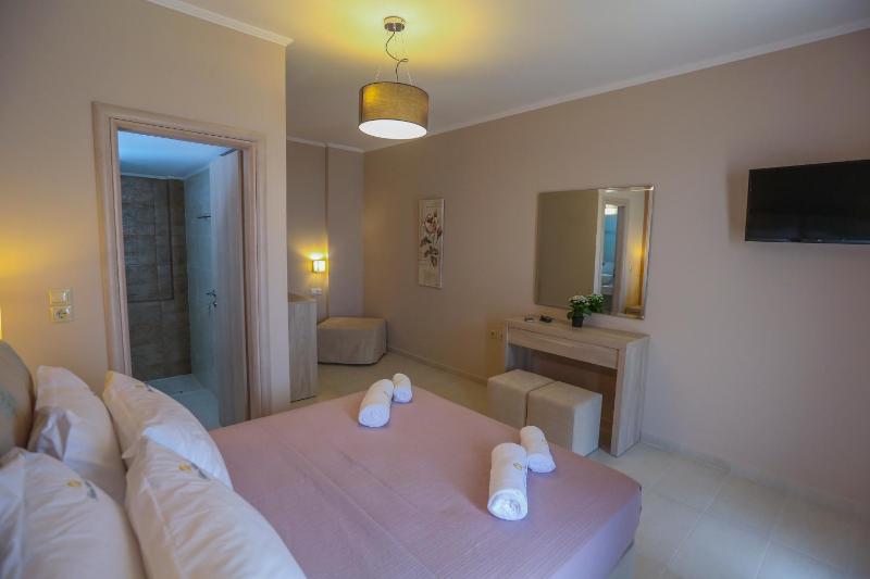 Deluxe Double Room Ground Floor with Sea View image 3