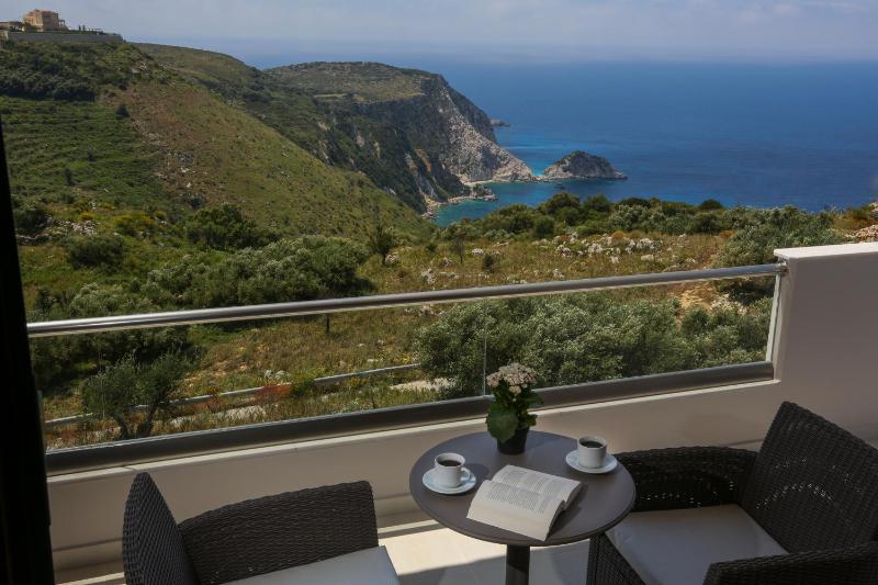 Deluxe Double Room with Sea View image 4