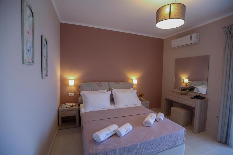 Deluxe Double Room with Sea View image 3
