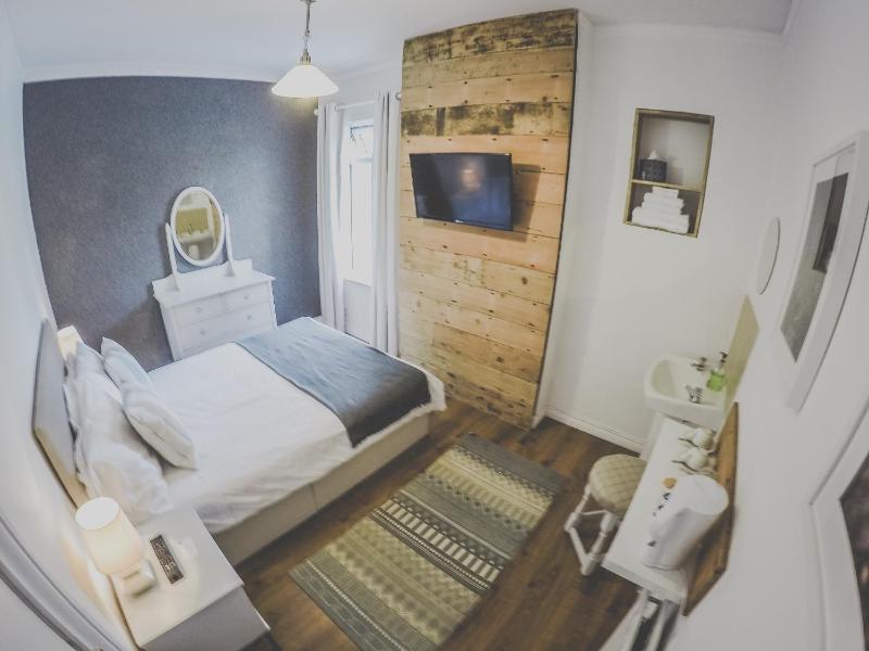 Double Room with Shared Bathroom image 3