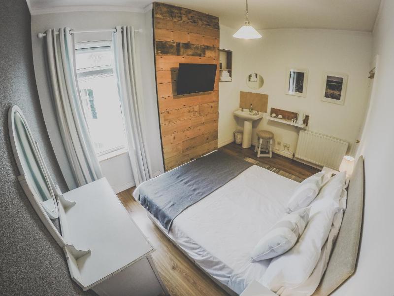 Double Room with Shared Bathroom image 4