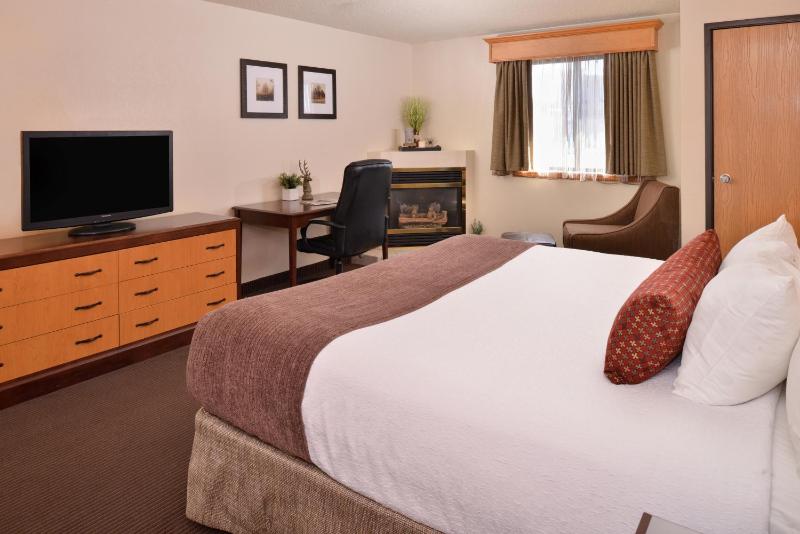 Business King Room with Sofa Bed image 4