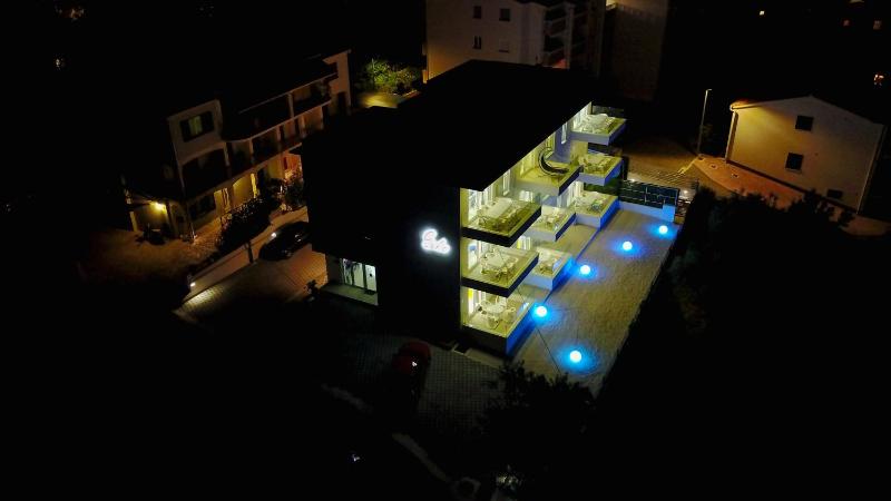Studio Apartment with Sea View image 3