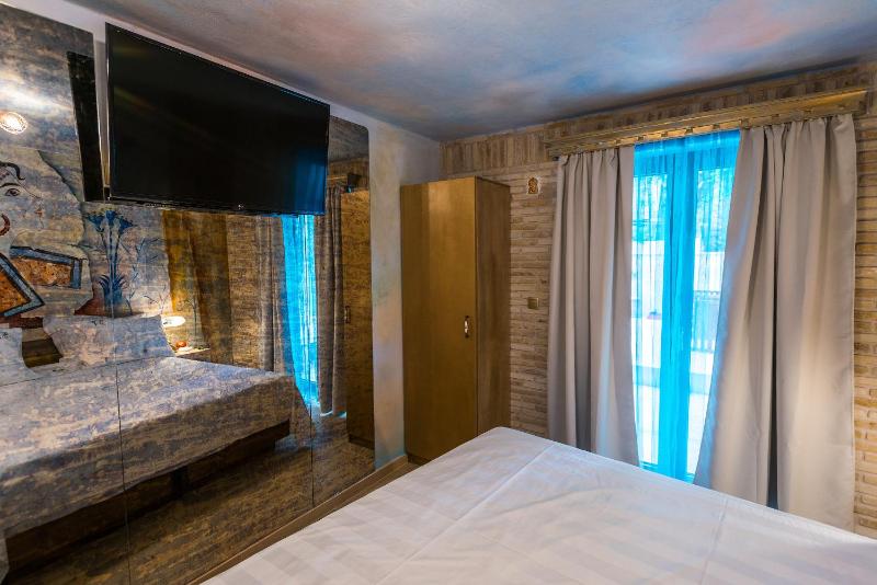 Suite with Garden View image 2