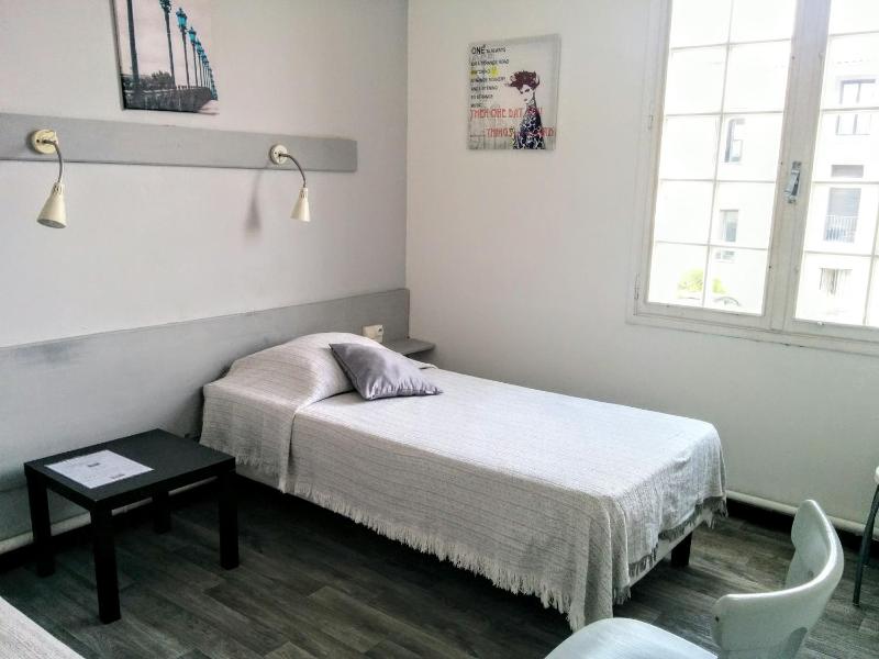 Twin Room image 3