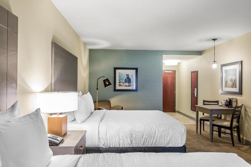 Deluxe Room with Two Queen Beds - Non-Smoking with Marina View image 3