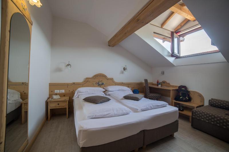 Double or Twin Room image 3