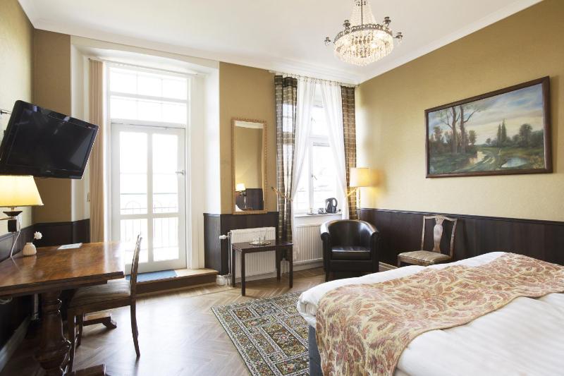 Double or Twin Room with Balcony image 4