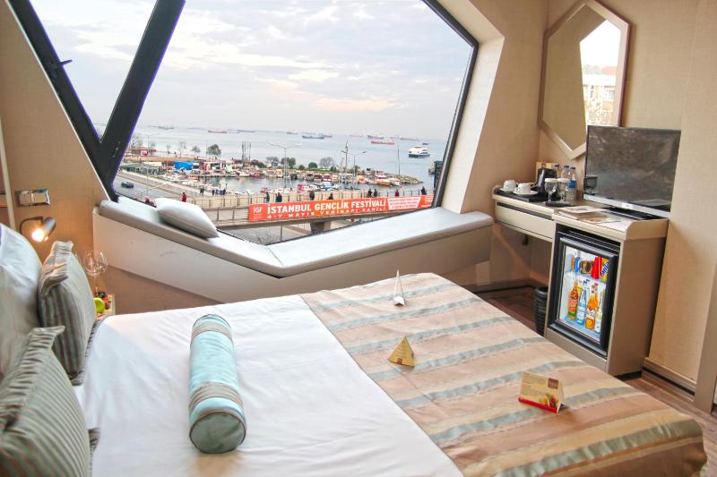 Deluxe Double Room with Sea View image 3