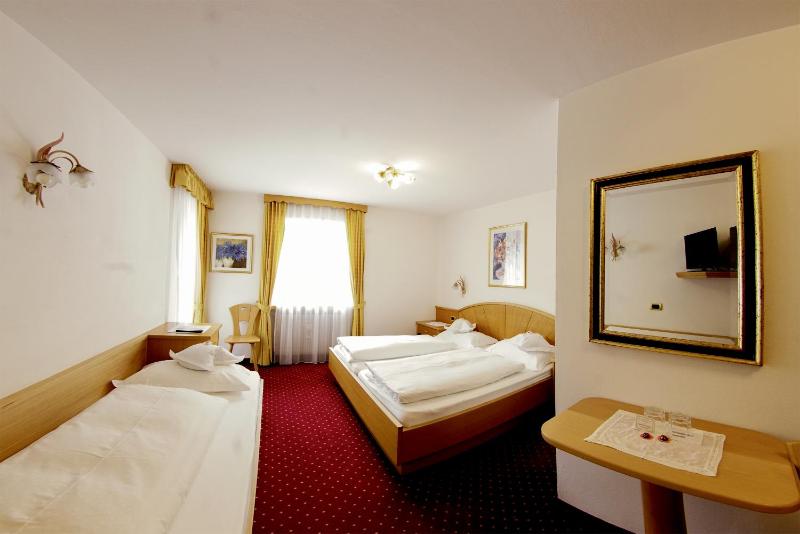 Triple Room with Balcony image 3