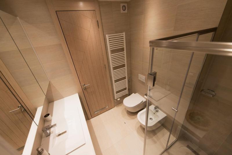 Luxury One-Bedroom Apartment image 4
