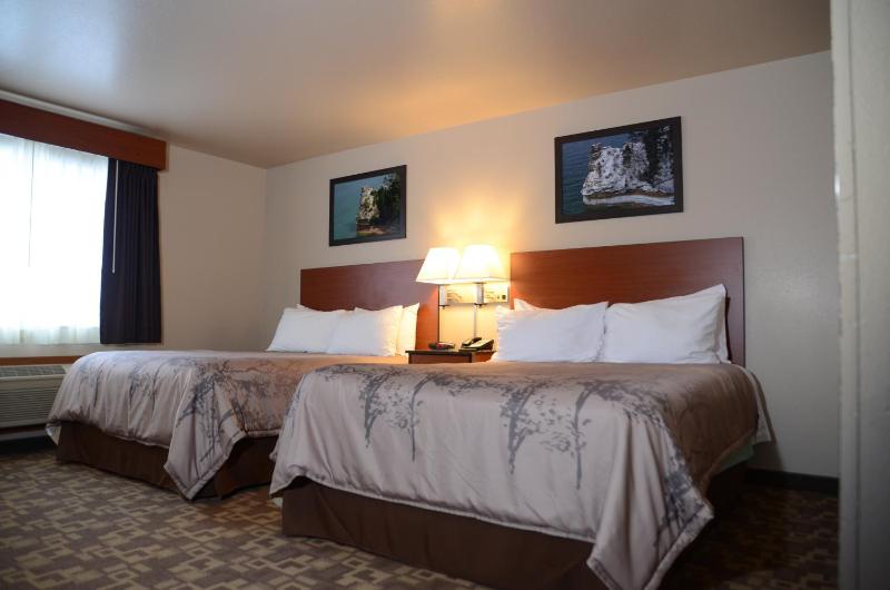 Queen Room with Two Queen Beds - Non-Smoking image 2