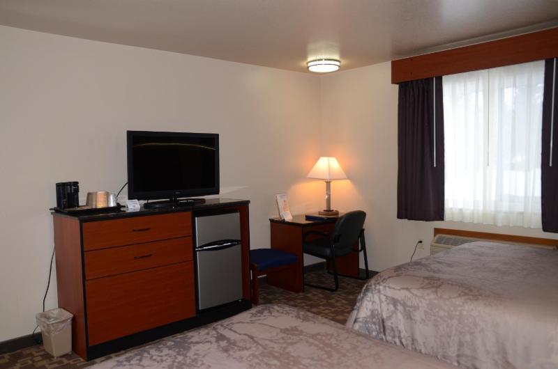 Queen Room with Two Queen Beds - Non-Smoking image 3