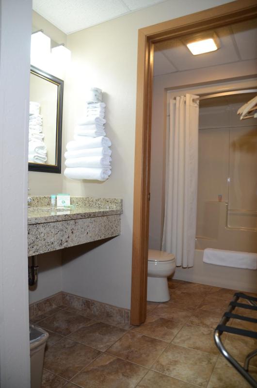 Queen Room with Two Queen Beds - Non-Smoking image 2