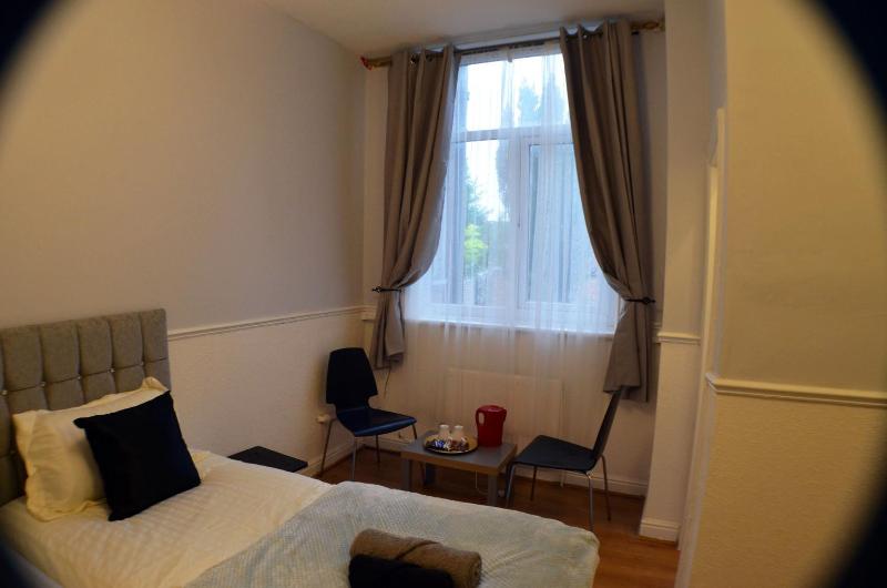 Twin Room with Private Bathroom image 3