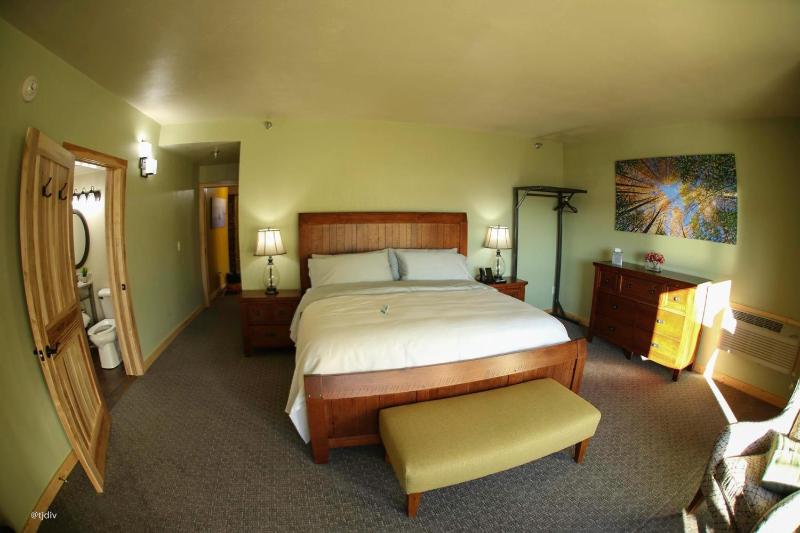 Superior King Suite image 2