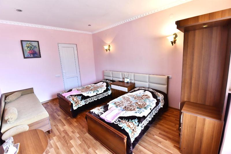 Standard Twin Room image 1