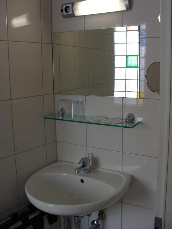 Double Room image 3