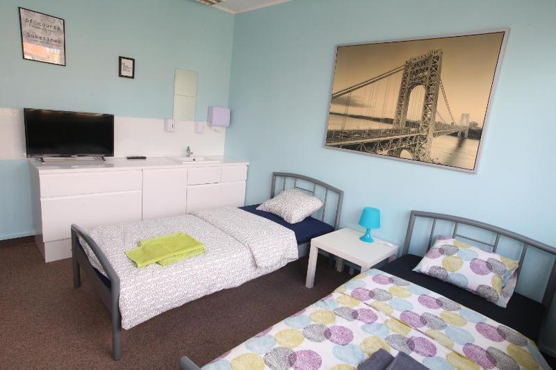 Twin Room with Shared Bathroom image 1