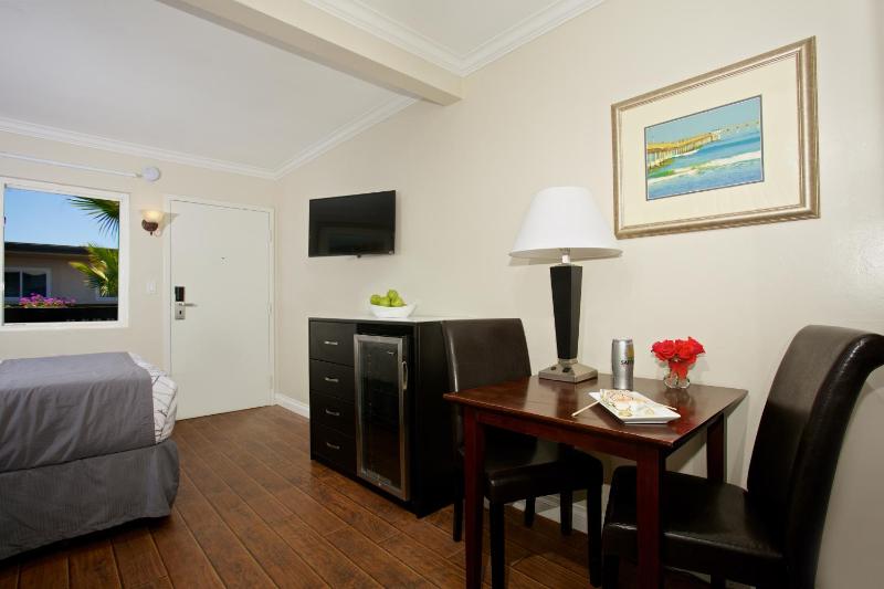 Queen Room with Courtyard View image 4