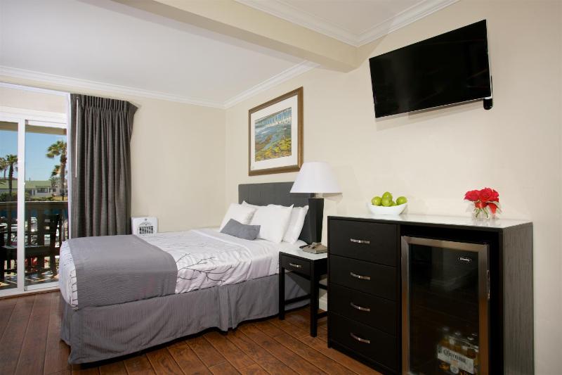 Queen Room with Ocean View and Balcony image 3