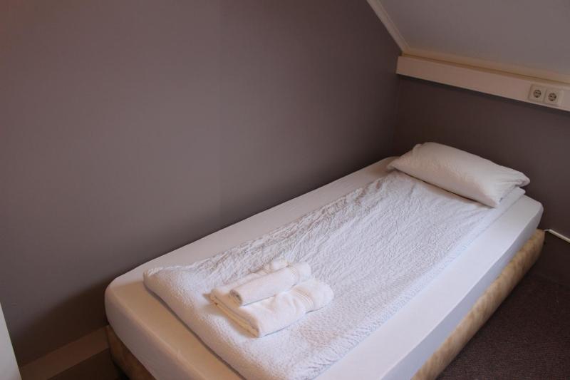 Single Room image 3