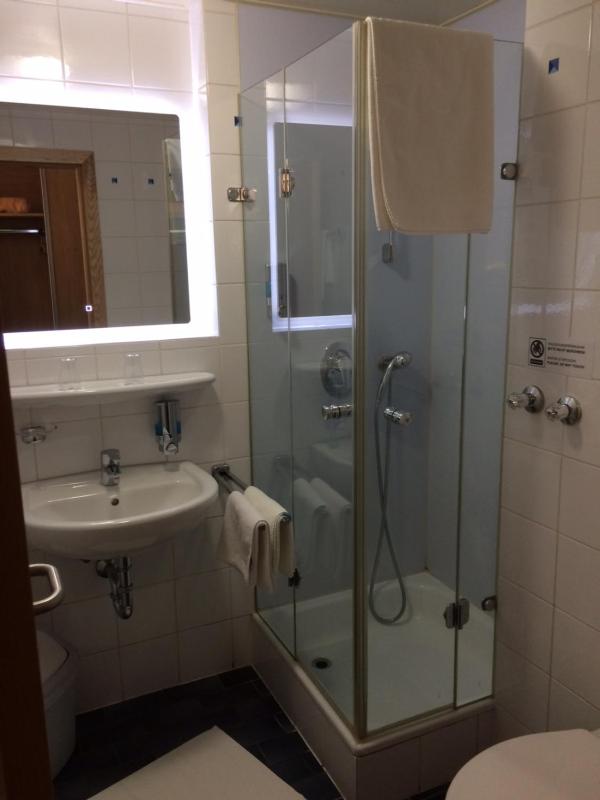 Twin Room image 3