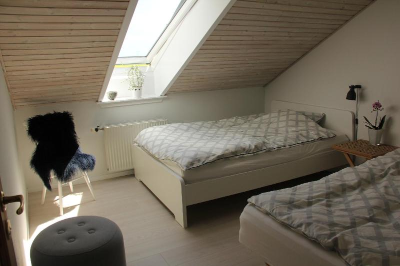 Family Room with Garden View and Shared Bathroom image 2