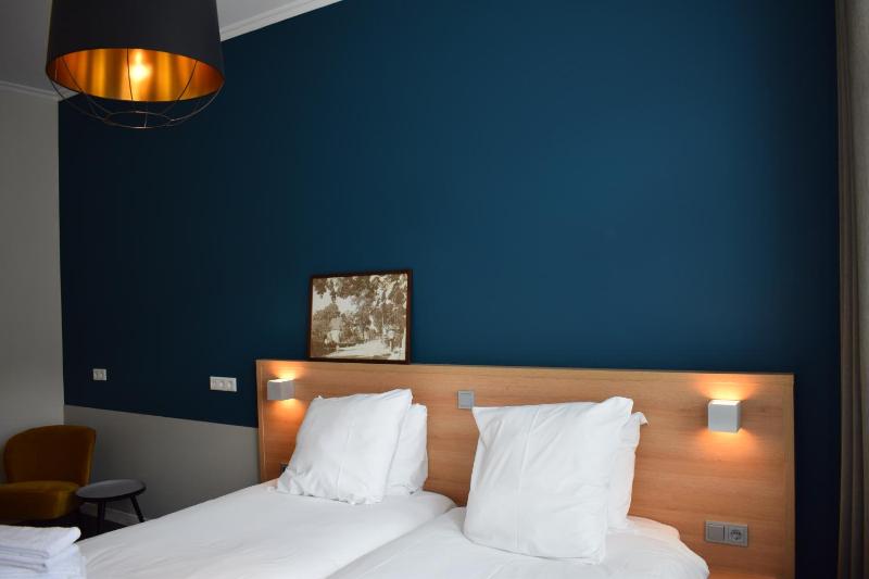 Standard Twin Room image 3