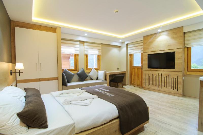 Triple Room with Spa Bath and Lake View image 1