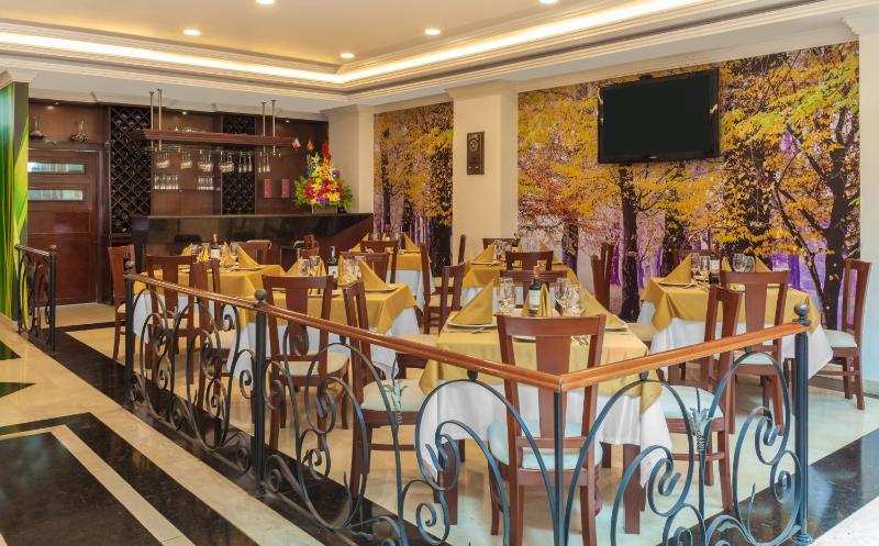 Hotel Embassy Park - image 6