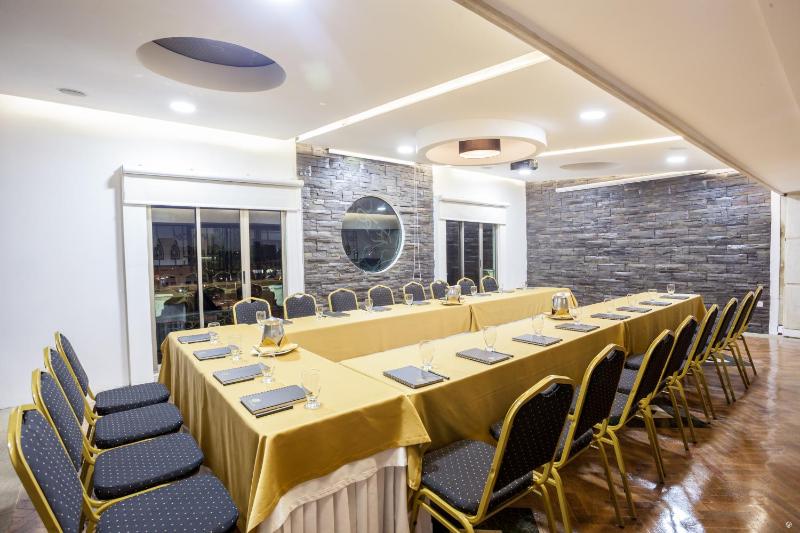 Hotel Embassy Park - image 15