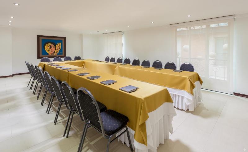 Hotel Embassy Park - image 2
