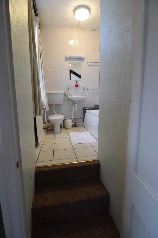 Double Room with Bathroom image 4