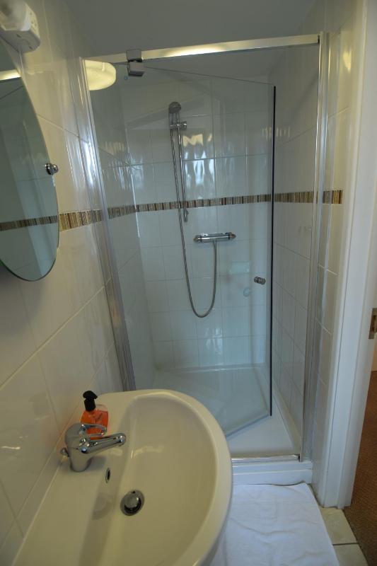 Double Room with Bathroom image 2