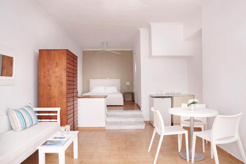 Junior Suite with Caldera View image 4
